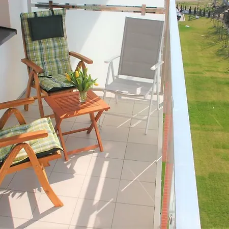 Blizej Morza 63 Z Garazem コウォブジェク