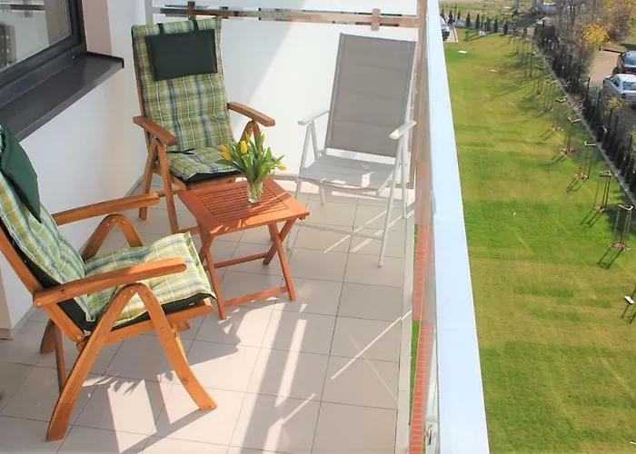 Blizej Morza 63 Z Garazem 코워브제크